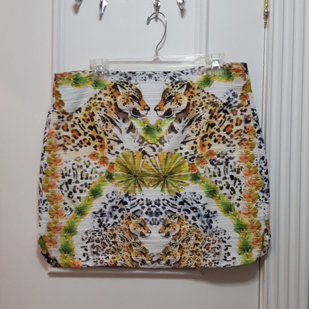 🛍️ Animal print skirt